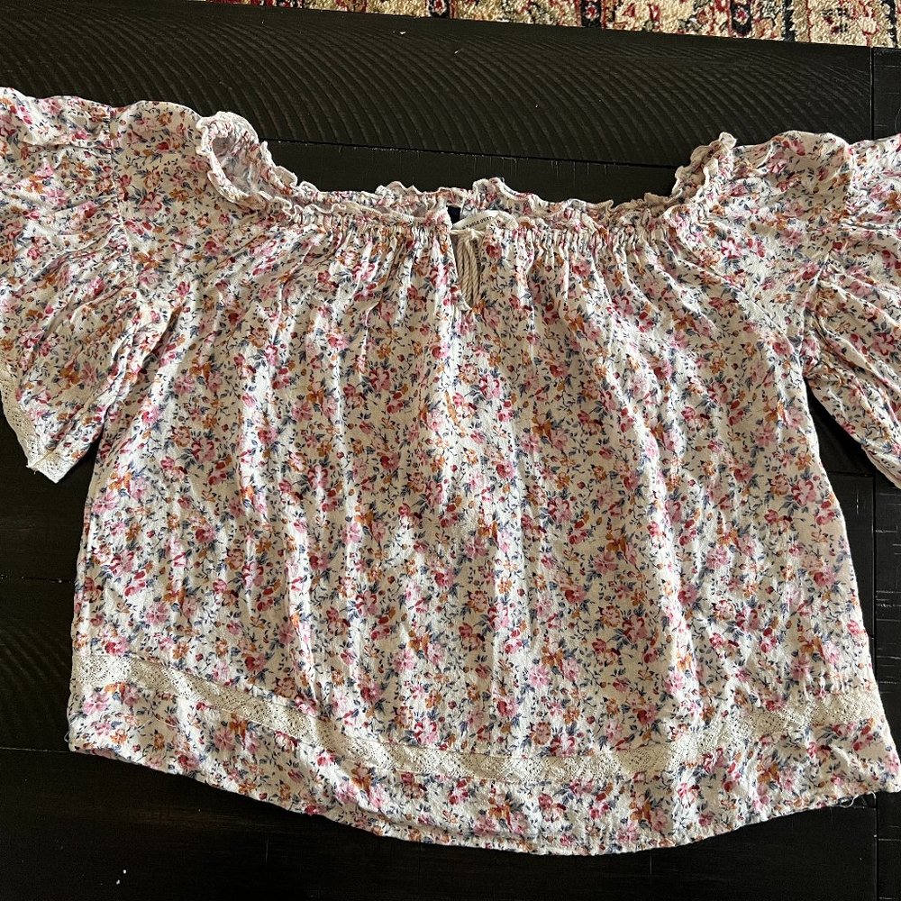 American Eagle floral off the shoulder shirt size XS